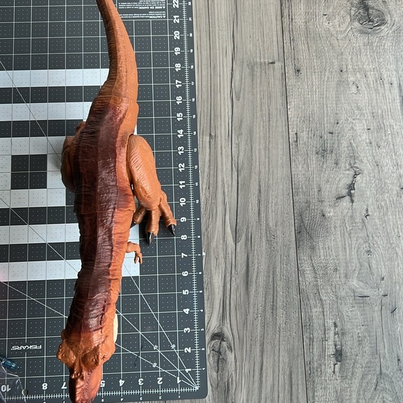 Jurassic World Dinosaur Thrash 'N Throw Tyrannosaurus Rex Figure - Picture 4 of 7